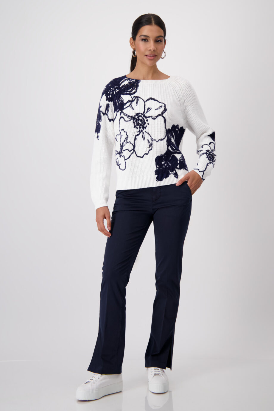 MONARI Damen Pullover mit Blumenprint und Strasssteinen in Weiß